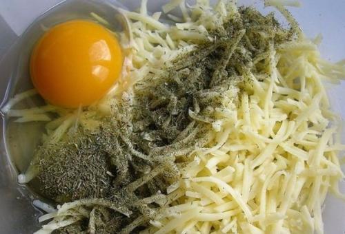 Она смешала натертый картофель с сыром и чесноком и отправила в духовку. 03 Она смешала натертый картофель с сыром и чесноком и отправила в духовку. 03