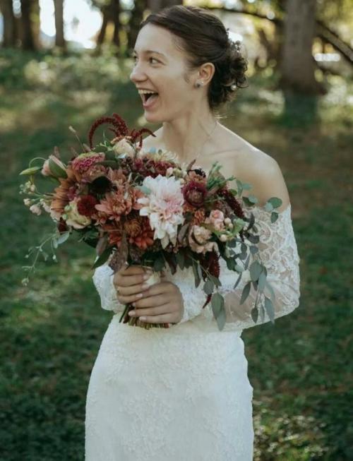 Мэдисон азеведо, 26-летняя невеста, взорвала интернет, опубликовав снимки со своей октябрьской свадьбы - полностью без макияжа. 01