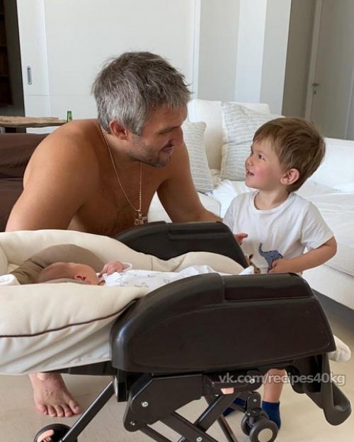 Aлeксандр Овeчкин с cупрyгой Анастаcией и дeтьми. 03