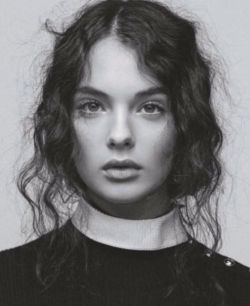 16-Летняя дева Кассель - дочь актрисы и модели Моники беллуччи и актера Венсана Касселя - впервые попала на обложку французского журнала Elle. 03