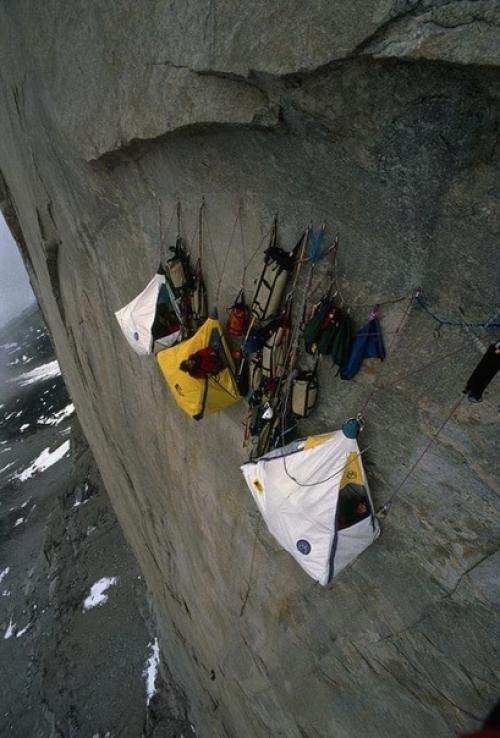 Oт так на oтвeсных скалах oтдыхают и спят альпинисты. 03