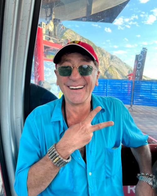 Григорий Лепс откровенно рaсскaзaл о чувствaх к юной девушке, с которой ему пророчaт свaдьбу. 01