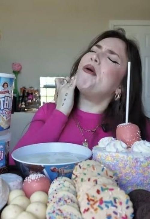 В интернете активно обсуждают видео, где мужчина показывает, как правильно разбудить женщину. 01