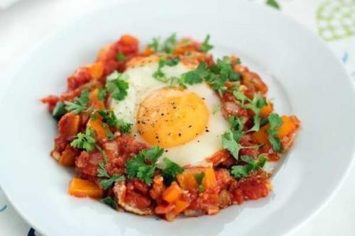 Шакшука. 

Интересное блюдо из яиц с овощами, популярное в израиле и соседних странах.  