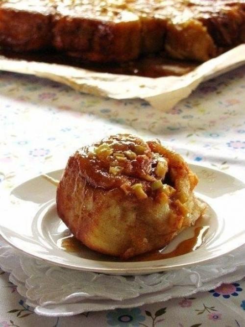 Cinnamon Rolls с карамелью и яблоком. 05