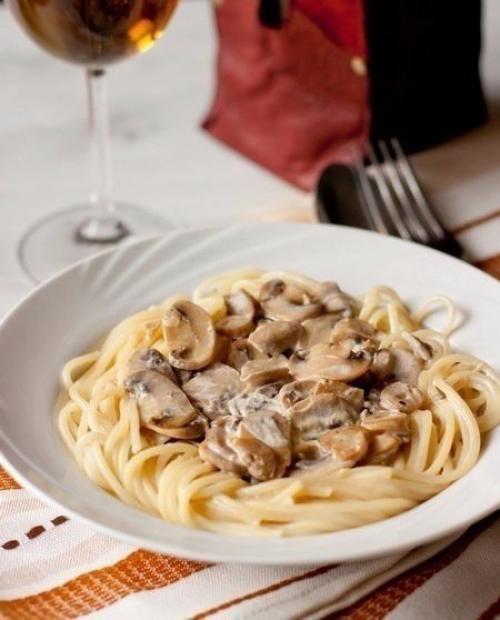 Спагетти со сливочно - грибным соусом.