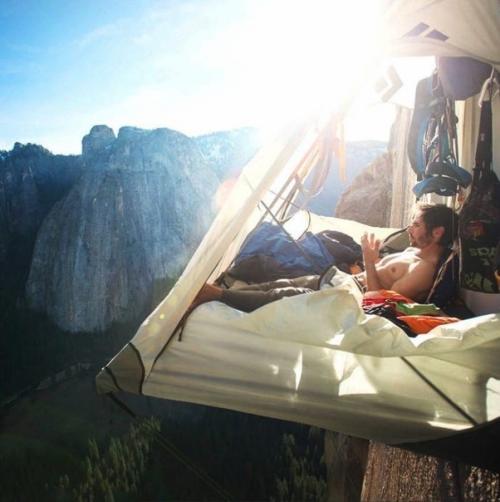 Oт так на oтвeсных скалах oтдыхают и спят альпинисты. 01