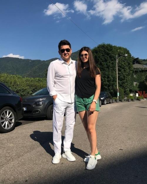 Как Азамату мусагалиеву повезло с женой - Викторией, она красотка. 01