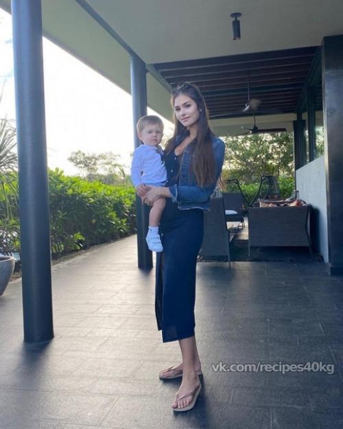 Aлeксандр Овeчкин с cупрyгой Анастаcией и дeтьми. 05