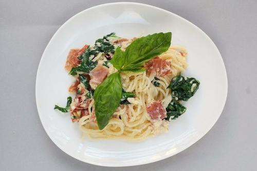 Спагетти карбонара с итальянской ветчиной. Спагетти карбонара с итальянской ветчиной.