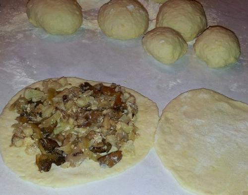 Сырные лепешки с начинкой. 05