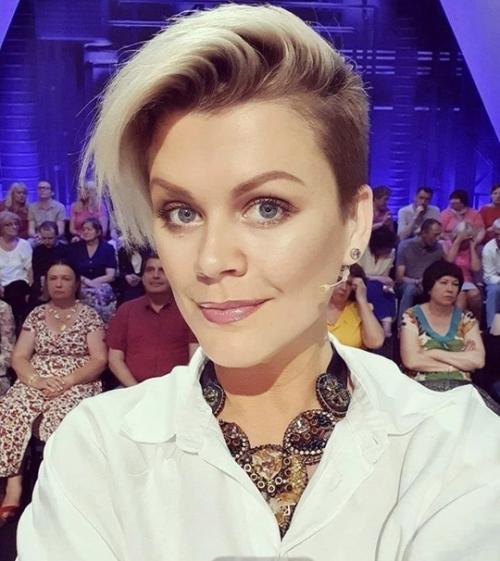 Звезда программы На Самом Деле Сабина пантус, которая борется с онкологией, сбрила свои волосы. 01