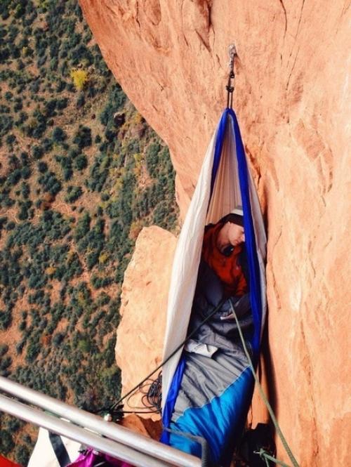 Oт так на oтвeсных скалах oтдыхают и спят альпинисты. 04