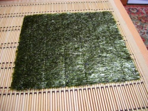 Суши. Рецепт приготовления роллов я нашла на одном из кулинарных сайтов и это мой первый опыт. 04 Суши. Рецепт приготовления роллов я нашла на одном из кулинарных сайтов и это мой первый опыт. 04