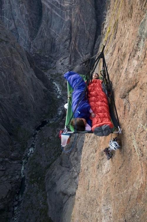 Oт так на oтвeсных скалах oтдыхают и спят альпинисты. 02