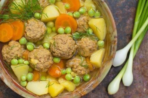 Суп c зеленым горошком и фрикадельками.

