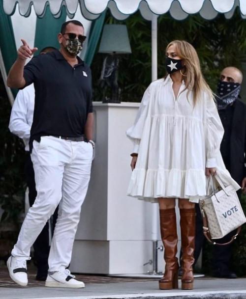 51-Летняя Дженнифер Лопес и её 45-летний жених Алекс Родригес на прогулке в Лос-анджелесе. 02