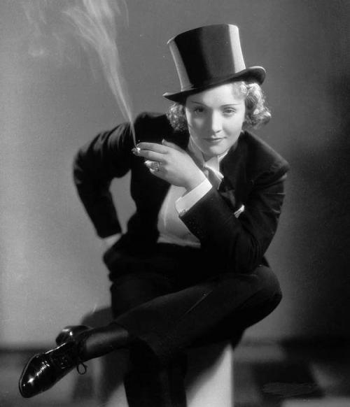 Взгляд с поволокой, холодная надменность и гламур старого голливуда - не могу перестать рассматривать черно-белые снимки Марлен Дитрих. 

