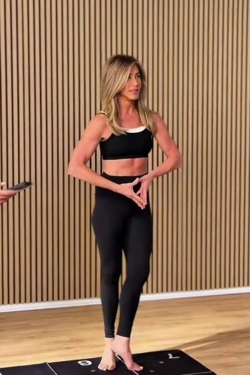 Дженнифер энистон снялась в рекламе фитнес - тренировок, продемонстрировав собственную фигуру. 02