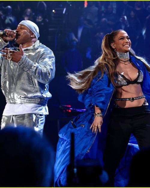 С голым прессом и в бра с блестками: 52-летняя Дженнифер Лопес поразила фанатов своим сценическим образом. 03