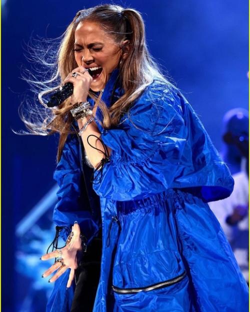 С голым прессом и в бра с блестками: 52-летняя Дженнифер Лопес поразила фанатов своим сценическим образом. 02