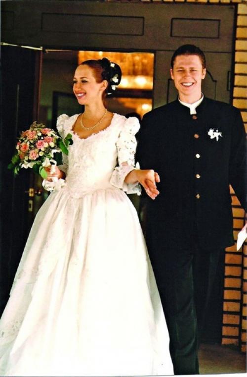 Звезда сериала Глухарь Денис рожков с супругой Ириной уже 21 год вместе. 04