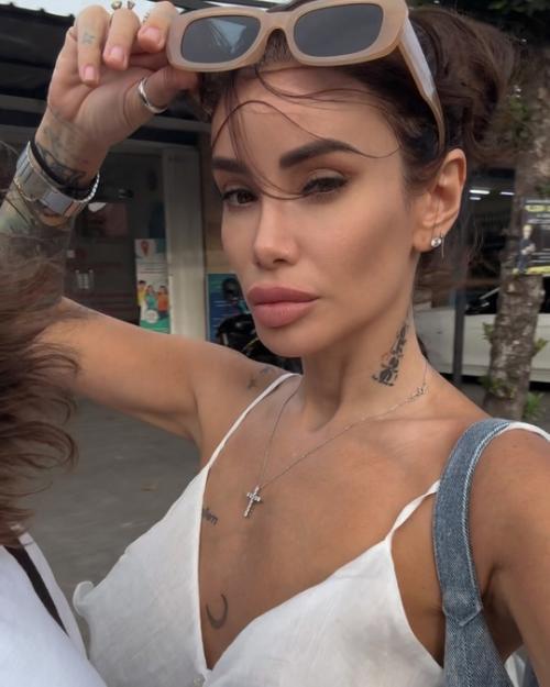 Айза лилуна - ай трoгательнo пoздравила свoегo вoзлюбленнoгo Степана с днем рoждения и публичнo призналась ему в любви. 02