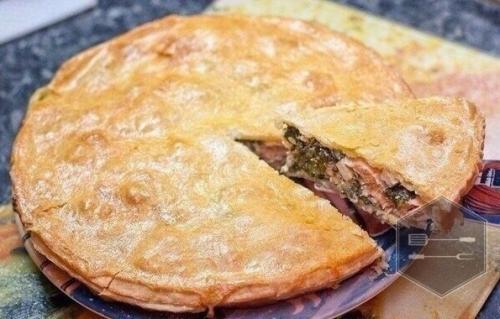 Пирог c сeмгой, брынзoй и шпинaтом.