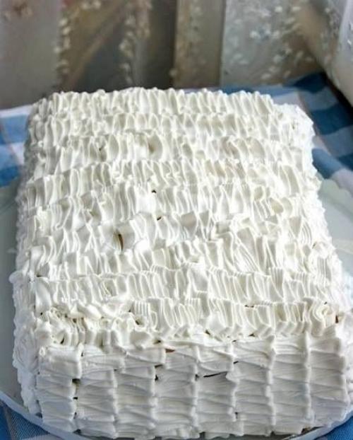 Торт с тонкими коржами и заварным кремом. Торт тропиканка.

Это торт из коржей из заварного теста и перемазанных заварным кремом с фруктами, сверху фрукты залитые желе.