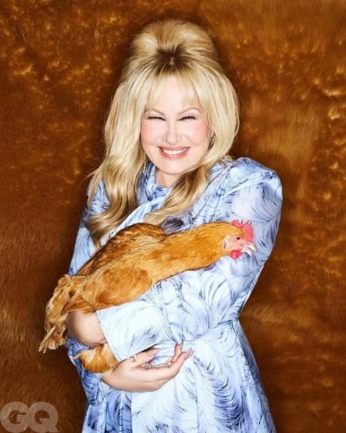 Звезда Белого Лотоса, мама стифлера из американского пирога Дженнифер кулидж в новом выпуске журнала GQ. 05