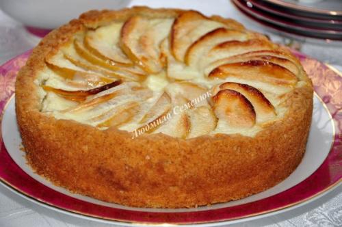 Ароматный пирог с нежной кремовой заливкой. 

