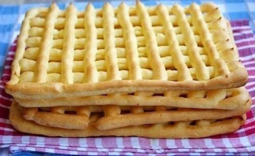 Торт с тонкими коржами и заварным кремом. Торт тропиканка.

Это торт из коржей из заварного теста и перемазанных заварным кремом с фруктами, сверху фрукты залитые желе.