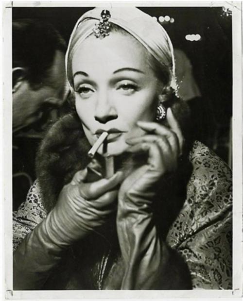 Взгляд с поволокой, холодная надменность и гламур старого голливуда - не могу перестать рассматривать черно-белые снимки Марлен Дитрих. 07
