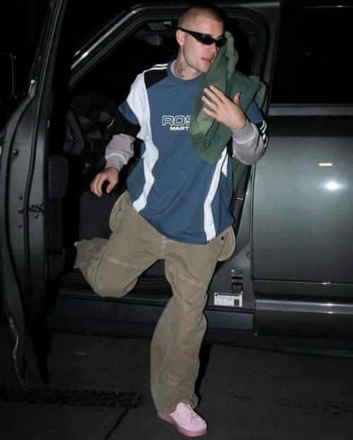 А давайте выберем среди знаменитостей самого стильного парня этой осени? 01