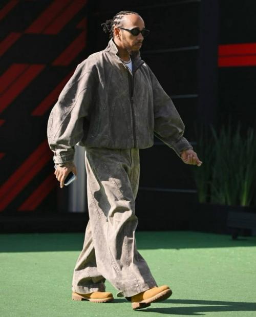 А давайте выберем среди знаменитостей самого стильного парня этой осени? 02