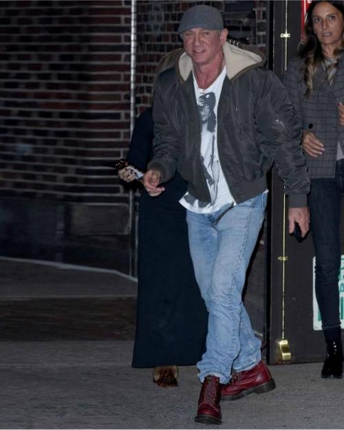 А давайте выберем среди знаменитостей самого стильного парня этой осени? 

