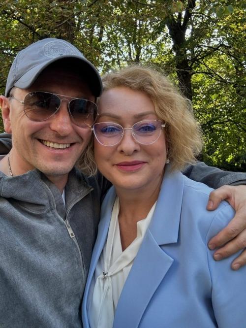 Олды здесь?  Саша белый спустя 23 года встретился с тётей.
