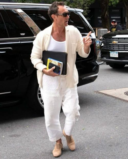 А давайте выберем среди знаменитостей самого стильного парня этой осени? 06