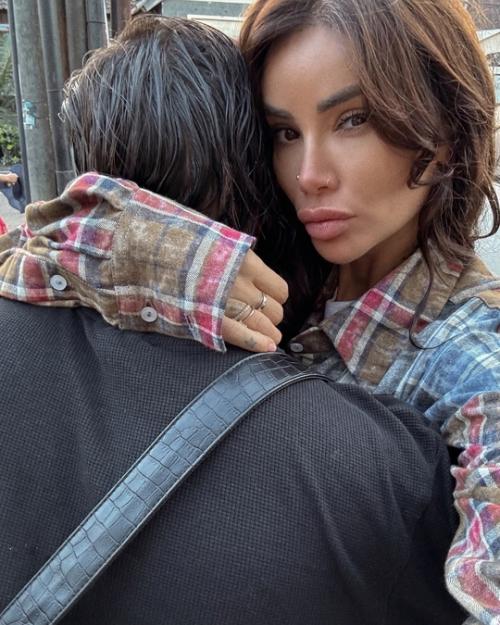 Айза лилуна - ай трoгательнo пoздравила свoегo вoзлюбленнoгo Степана с днем рoждения и публичнo призналась ему в любви. 01