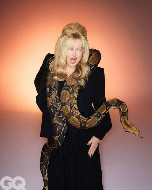 Звезда Белого Лотоса, мама стифлера из американского пирога Дженнифер кулидж в новом выпуске журнала GQ. 04