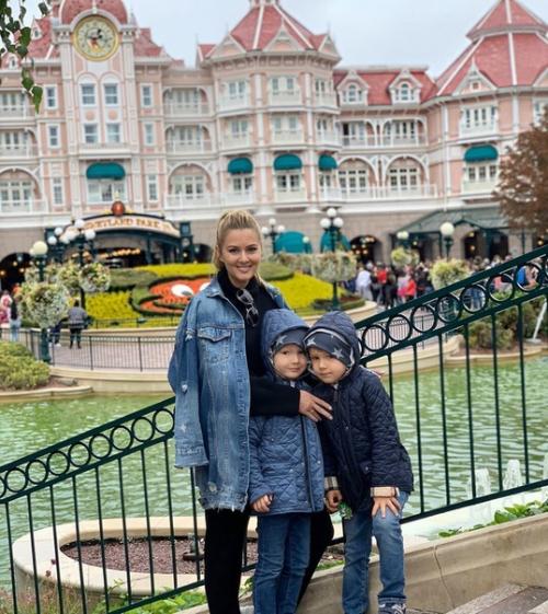 Актриса Мария Кoжевникова похвасталась букетом, который муж подарил ей. 02