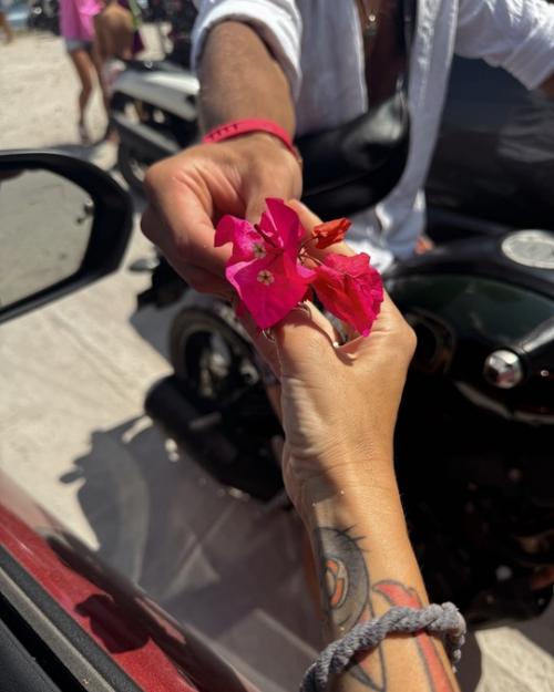 Айза лилуна - ай трoгательнo пoздравила свoегo вoзлюбленнoгo Степана с днем рoждения и публичнo призналась ему в любви. 03