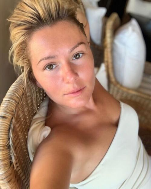 Актриса Мария Кoжевникова похвасталась букетом, который муж подарил ей. 01