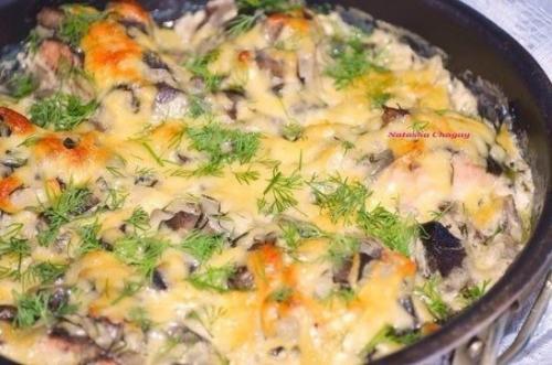 Горбуша, запеченная в сметанно - грибном соусе.