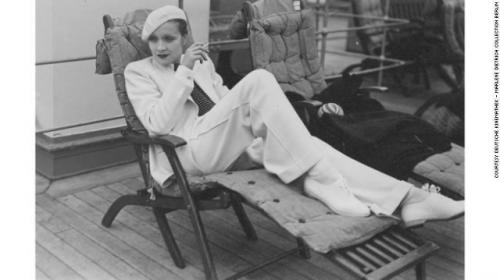 Взгляд с поволокой, холодная надменность и гламур старого голливуда - не могу перестать рассматривать черно-белые снимки Марлен Дитрих. 09