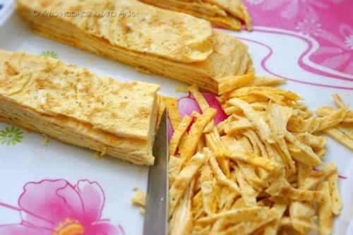 Салат с курицей и яичными блинчиками. 04 Салат с курицей и яичными блинчиками. 04