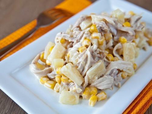 Салат с ананасами и курицей.