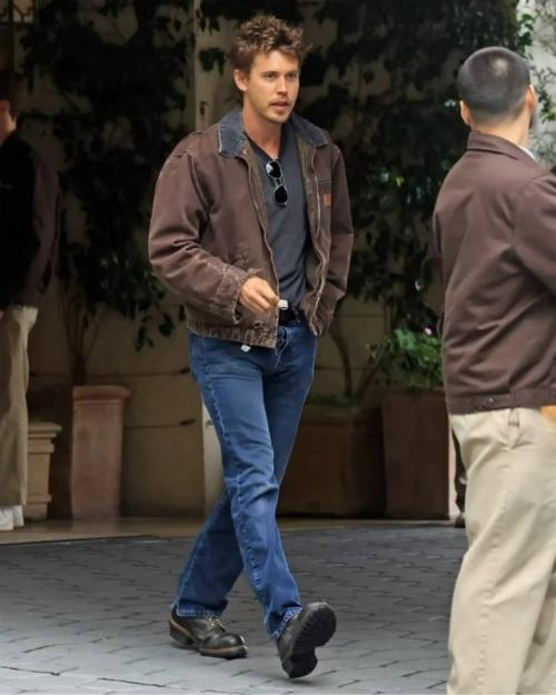 А давайте выберем среди знаменитостей самого стильного парня этой осени? 03