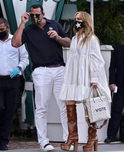 51-Летняя Дженнифер Лопес и её 45-летний жених Алекс Родригес на прогулке в Лос-анджелесе. 01