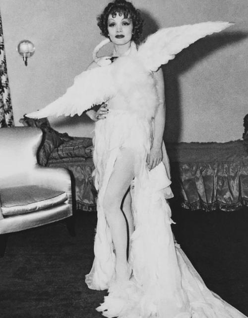 Взгляд с поволокой, холодная надменность и гламур старого голливуда - не могу перестать рассматривать черно-белые снимки Марлен Дитрих. 05